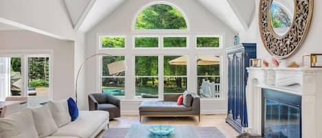 Een smart-tv, een open haard, een tafeltennistafel en een stereo