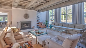 TV, fireplace