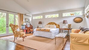 4 bedrooms, iron/ironing board, Internet, bed sheets - Contemporary home with seamless indoor and outdoor living areas, heated... (Southampton)