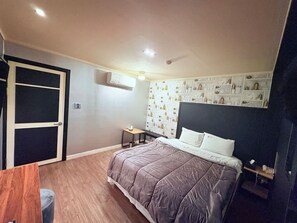 Deluxe Double Room, City View | Desk, free WiFi - sharp motel (Jeju City)