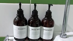 Drei Haarpflegeprodukte auf einem Badezimmerschrank.