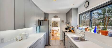 Een magnetron, een oven, een kookplaat, een koffiezetapparaat/waterkoker