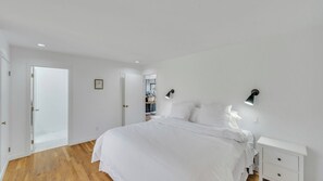 4 bedrooms, iron/ironing board, travel cot, Internet