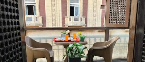 Chambre Triple Classique, vue ville | Terrasse/Patio