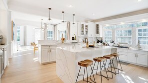 Microwave, oven, stovetop, coffee/tea maker - Stunning, Contemporary Southampton Home Near Town Beaches and Downtown (Southampton)