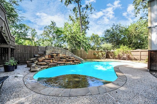 Spacious Woodlands House with Amazing Amenities