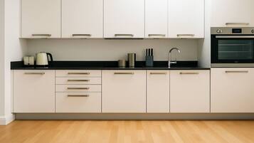 Kjøleskap, mikrobølgeovn, ovn og kokeplater