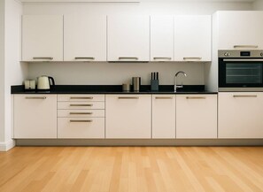 Frigorifero, microonde, forno, piano cottura