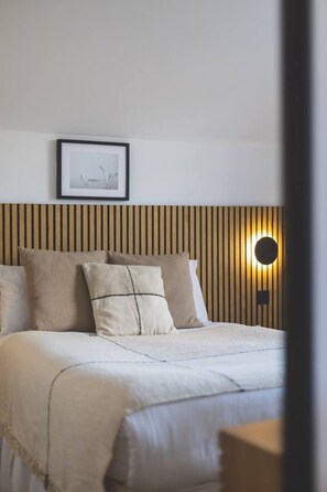 3 slaapkamers, een strijkplank/strijkijzer, gratis wifi, beddengoed