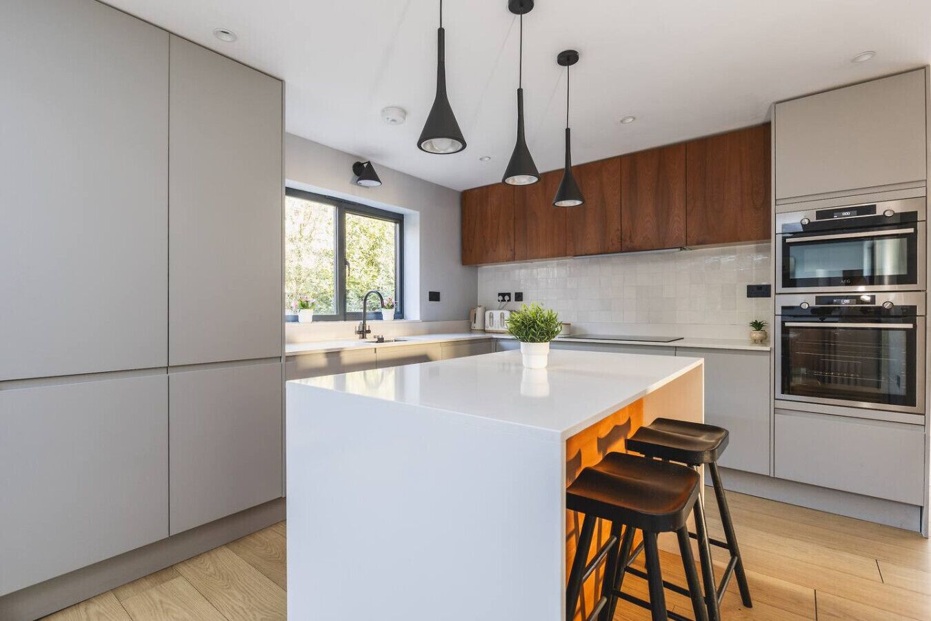 Frigorífico, microondas, horno y placa de cocina