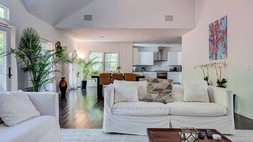 Smart TV, lareira, mesa de pingue-pongue, aparelho de som