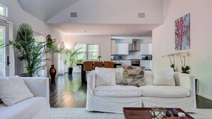 Smart TV, lareira, mesa de pingue-pongue, aparelho de som