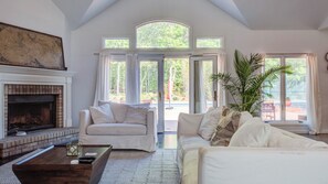 Smart TV, lareira, mesa de pingue-pongue, aparelho de som