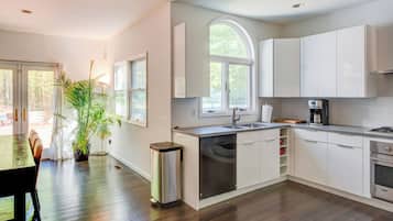 Micro-ondas, fogão, cooktop, cafeteira/chaleira