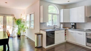 Micro-ondas, fogão, cooktop, cafeteira/chaleira