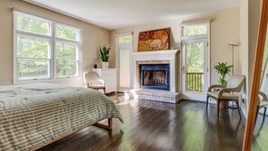 5 bedrooms, iron/ironing board, internet, bed sheets