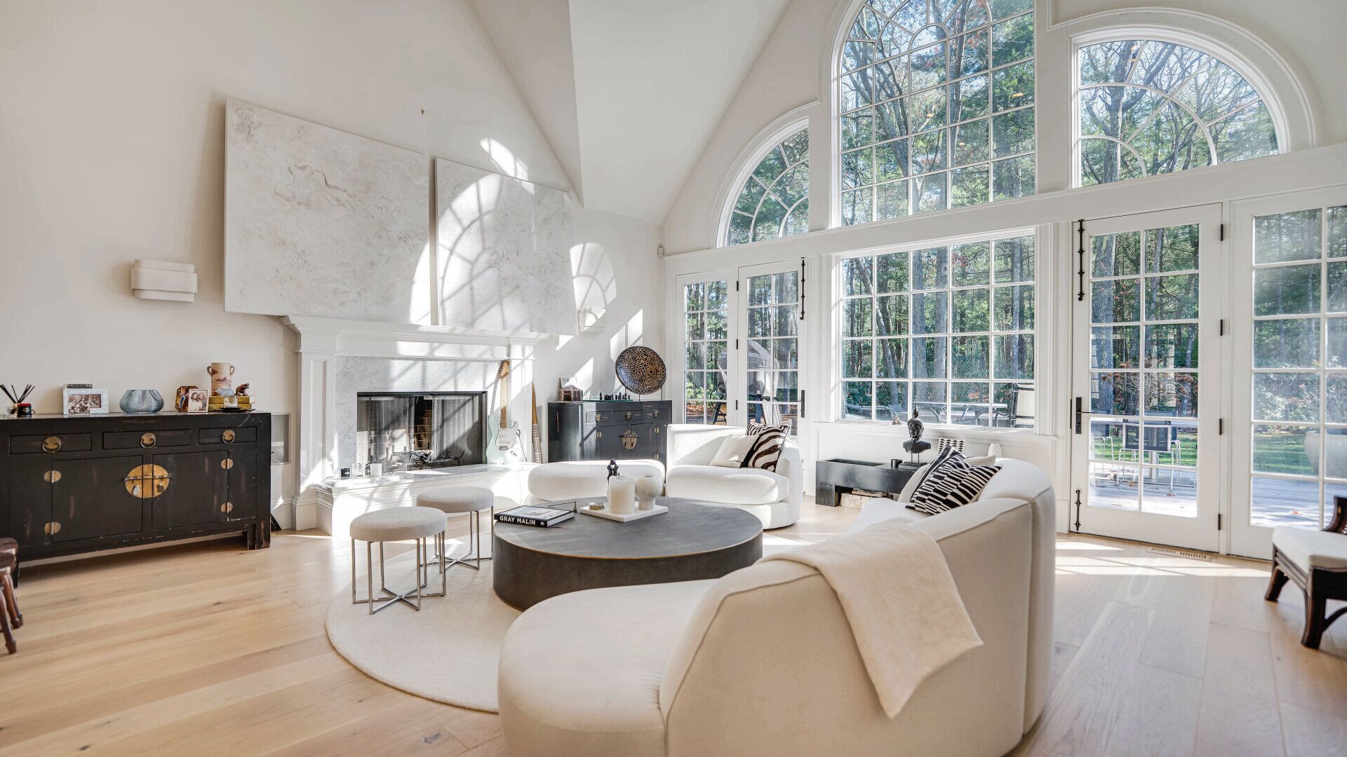 TV connectée, cheminée, chaîne hi-fi