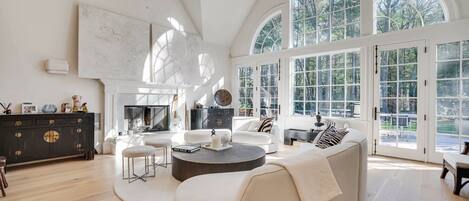 TV connectée, cheminée, chaîne hi-fi