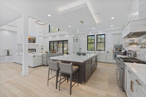 冷蔵庫、オーブン、コンロ、食器洗い機