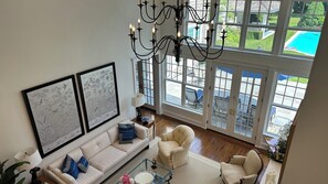 Smart TV, chimenea, tenis de mesa y estéreo 