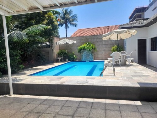 Single storey house in Canto do Forte with swimming pool, barbecue, close to the beach.