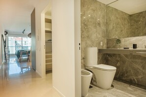 Deluxe-Studio, Balkon, Stadtblick | Badezimmer | Kostenlose Toilettenartikel, Haartrockner, Handtücher, Seife