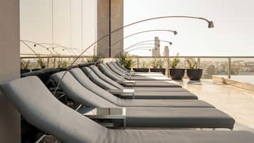 Una piscina techada, una piscina al aire libre de temporada