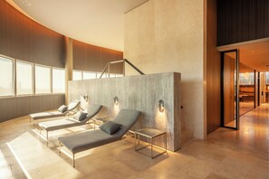 Innenpool, Außenpool (je nach Saison geöffnet)