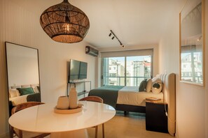 Deluxe Studio, Balcony, City View | Living area | 50-inch Smart TV with cable channels - Incredible Studio Luxe Tower D902 (Buenos Aires)