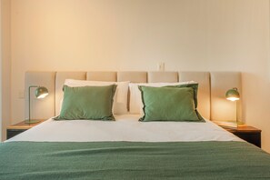 Deluxe Studio, Balcony, City View | Ruang kerja komputer riba, seterika/papan seterika