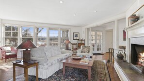 TV - Water Views from Every Room, Open Floor Plan, Indoor/Outdoor Entertaining... (Sag Harbor)