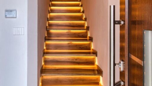Un escalier en bois doté d’un système d’éclairage intégré.