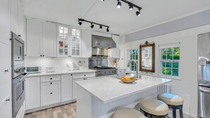 ميكروويف، فرن، موقد طهي مسطح، ماكينة لصنع القهوة/الشاي