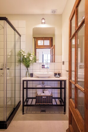 Deluxe Apartment, Courtyard View | Bathroom | Hair dryer, towels, soap, shampoo - UPOINT Floors (Buenos Aires)