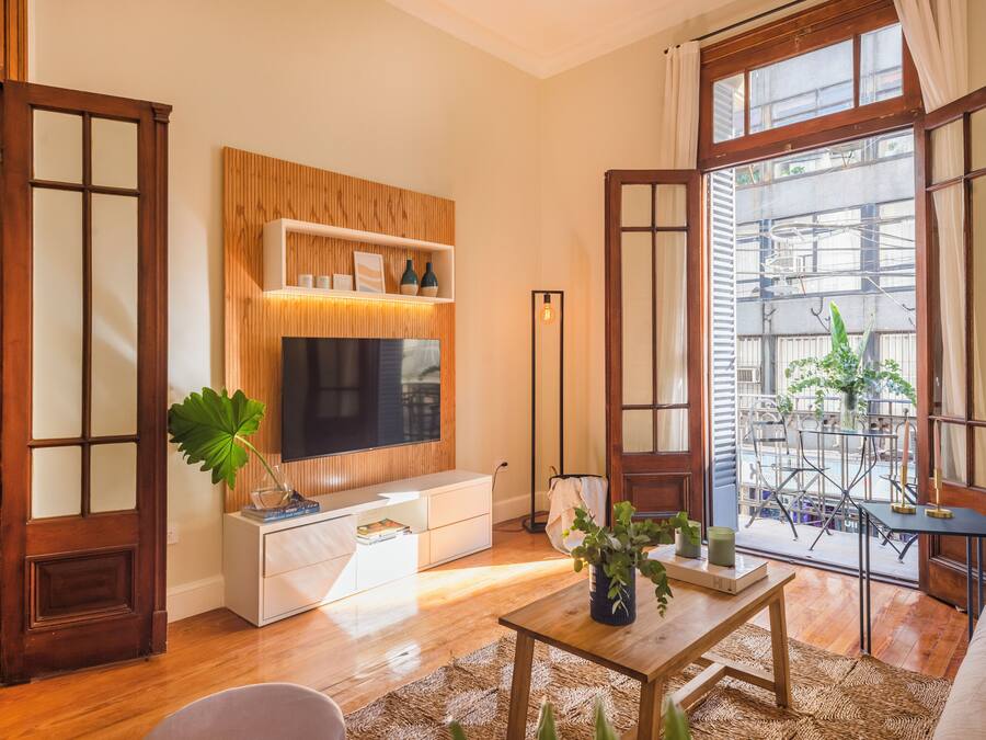 Apartamento Deluxe, vistas a la ciudad | Zona de estar | Una televisión de pantalla plana