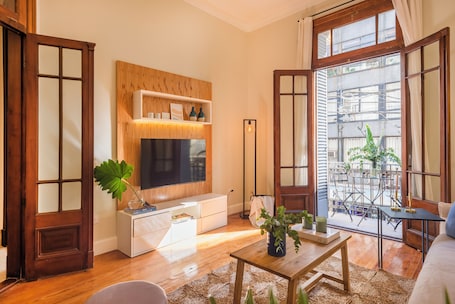 Deluxe Apartment, City View | Living area