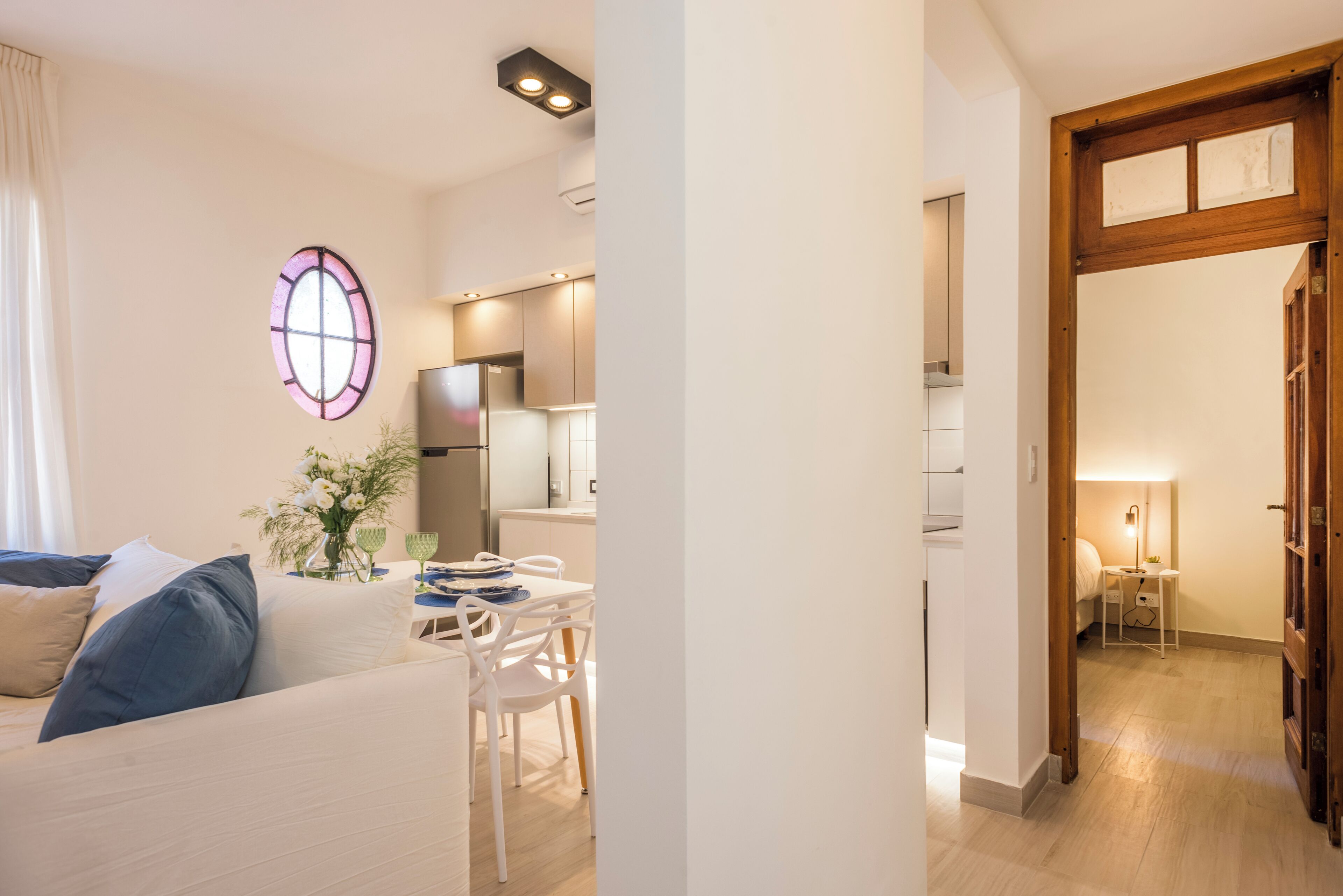 Apartamento Deluxe, vistas al patio | Zona de estar | Una televisión de pantalla plana