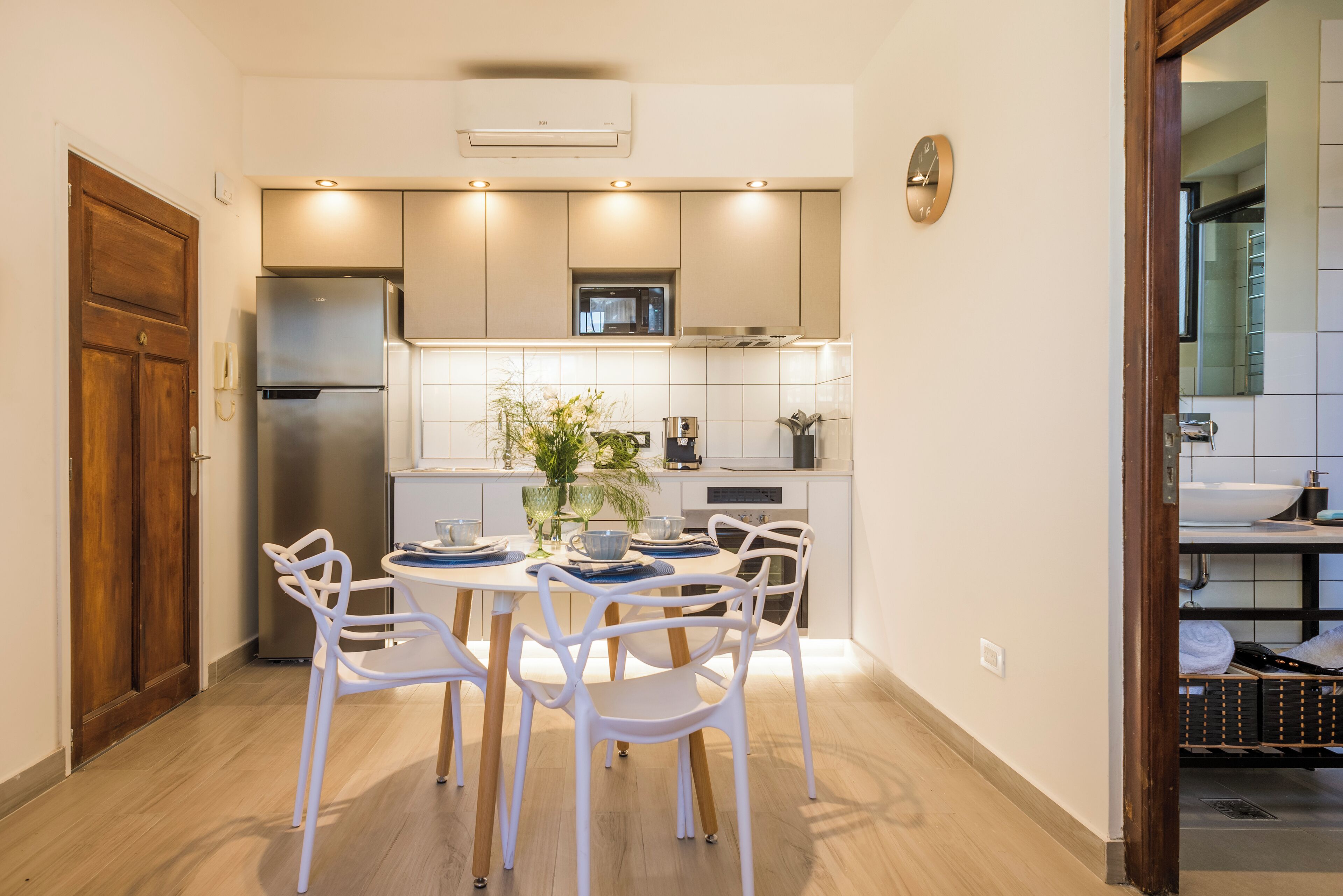 Appartamento Deluxe, vista cortile | Cucina privata | Frigorifero, microonde