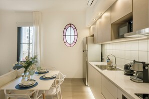 Deluxe Apartment, Courtyard View | Private kitchen