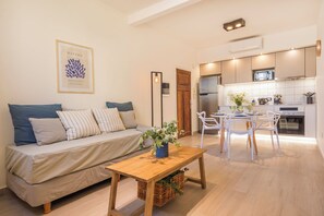 Apartemen Deluks, pemandangan halaman | Brankas, ruang kerja ramah laptop, tirai kedap cahaya, dan kedap suara