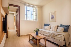 Apartemen Deluks, pemandangan halaman | Area keluarga | TV layar datar