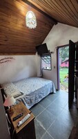 Chalet Standard, vue cour intérieure | 1 chambre, minibar, rideaux occultants, Wi-Fi gratuit