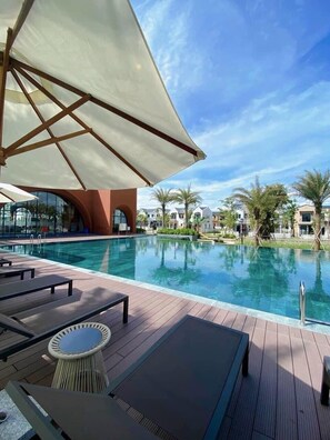 4 outdoor pools
