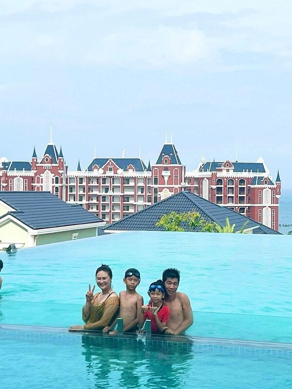 4 outdoor pools