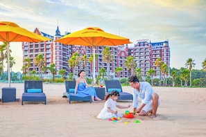 บนชายหาด, ทรายสีขาว