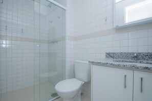 Ducha, secador de pelo, jabón, shampoo