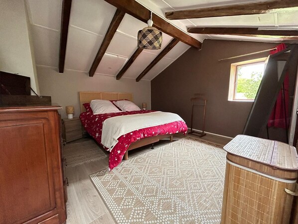 2 bedrooms, travel crib, WiFi, bed sheets