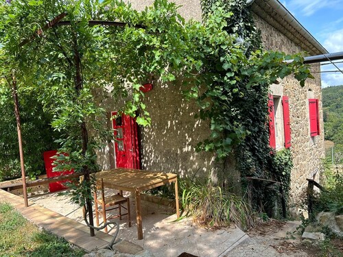 ARDECHE GITE A LA CAMPAGNE OUVERT TOUTE L'ANNEE
