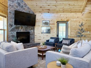 Älytelevisio, takka, pöytäjalkapallopöytä