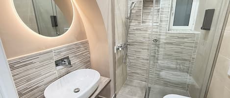 Douche, séchoir à cheveux, bidet, serviettes fournies